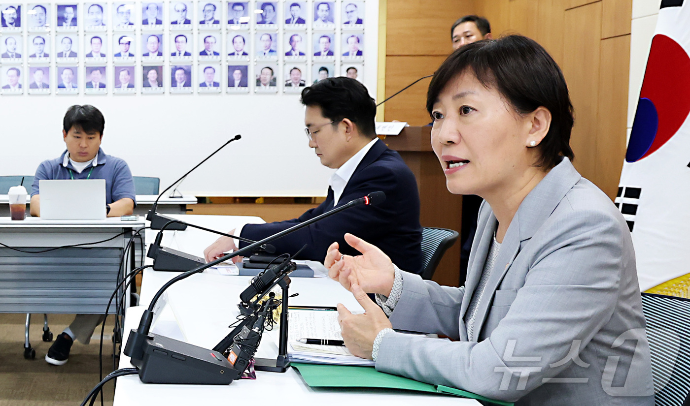 (세종=뉴스1) 김기남 기자 = 송미령 농식품부 장관이 7일 오후 세종시 정부세종청사에서 열린 출입기자단 간담회에 참석하여 폭염·폭우 대응 여름철 농식품 수급, 한미관세협상, AP …