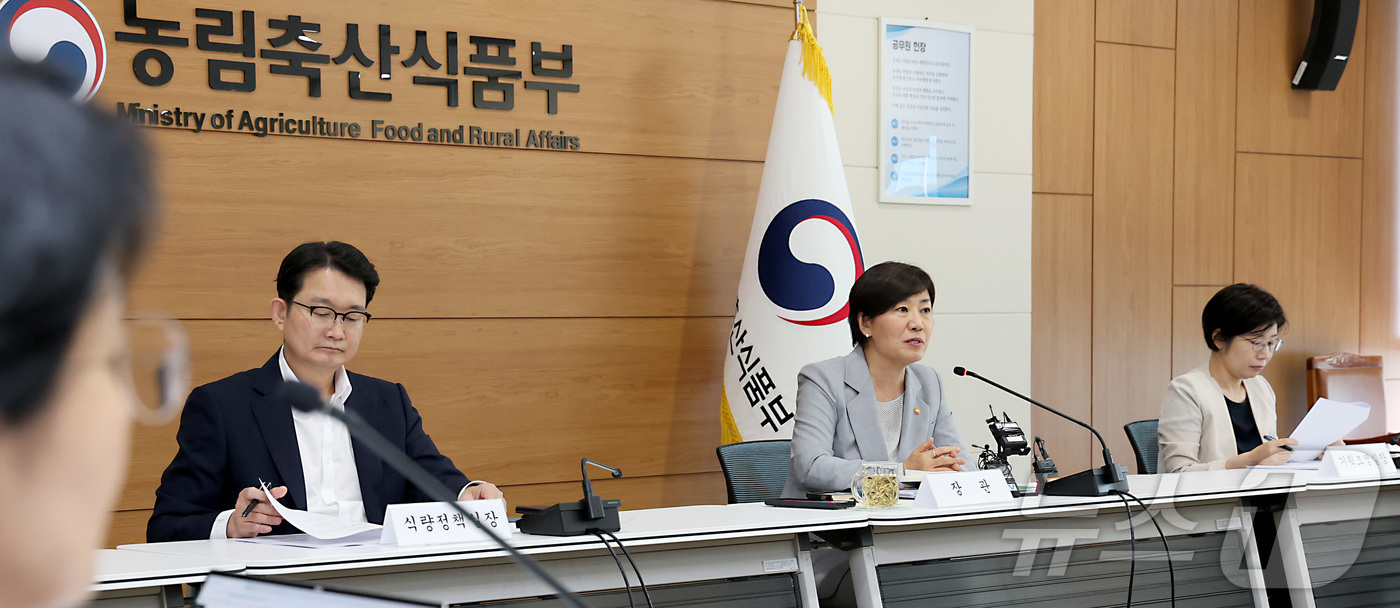 (세종=뉴스1) 김기남 기자 = 송미령 농식품부 장관이 7일 오후 세종시 정부세종청사에서 열린 출입기자단 간담회에 참석하여 폭염·폭우 대응 여름철 농식품 수급, 한미관세협상, AP …