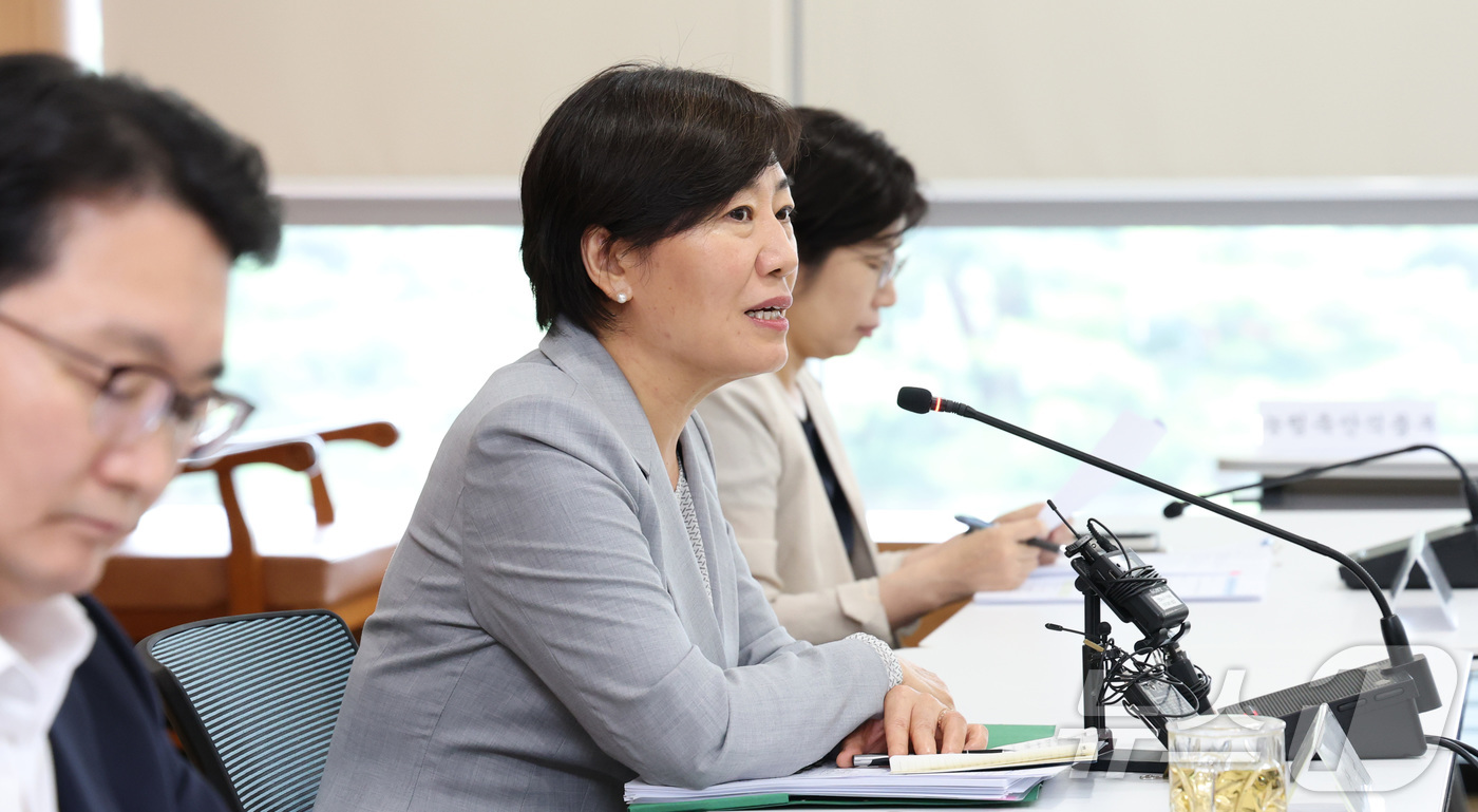 (세종=뉴스1) 김기남 기자 = 송미령 농식품부 장관이 7일 오후 세종시 정부세종청사에서 열린 출입기자단 간담회에 참석하여 폭염·폭우 대응 여름철 농식품 수급, 한미관세협상, AP …