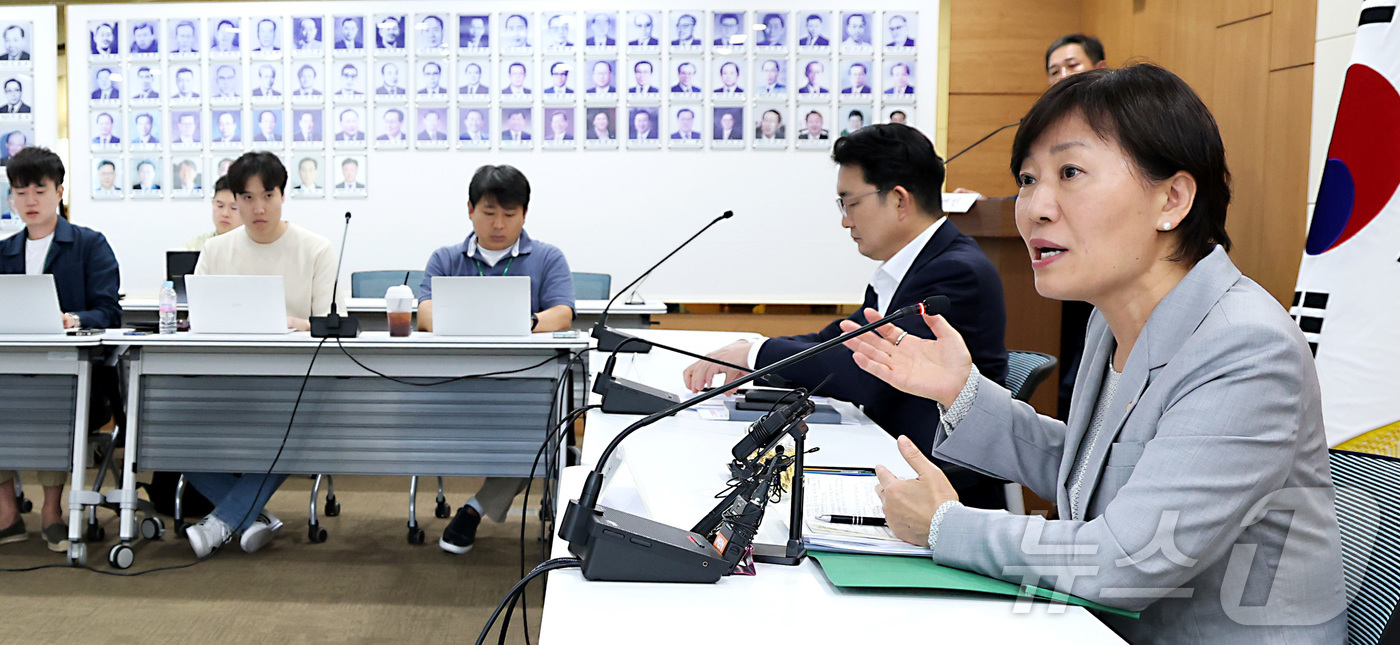 (세종=뉴스1) 김기남 기자 = 송미령 농식품부 장관이 7일 오후 세종시 정부세종청사에서 열린 출입기자단 간담회에 참석하여 폭염·폭우 대응 여름철 농식품 수급, 한미관세협상, AP …