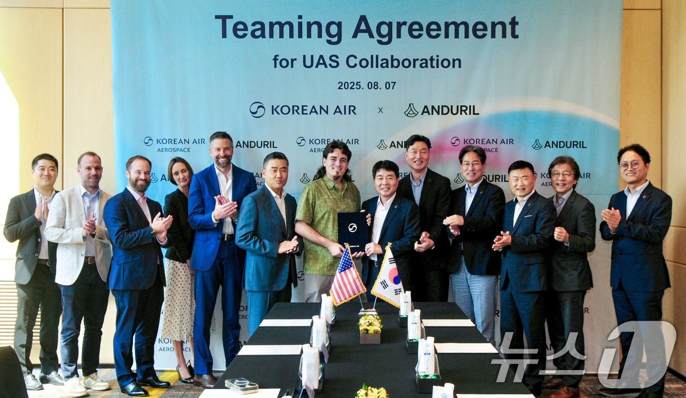 (서울=뉴스1) = 대한항공은 7일 미국 방산기업 안두릴과 한국 및 아시아·태평양 지역 무인 항공기 분야의 파트너십 구축을 위한 협력합의서에 서명했다고 밝혔다.협약식에 참석한 임진 …