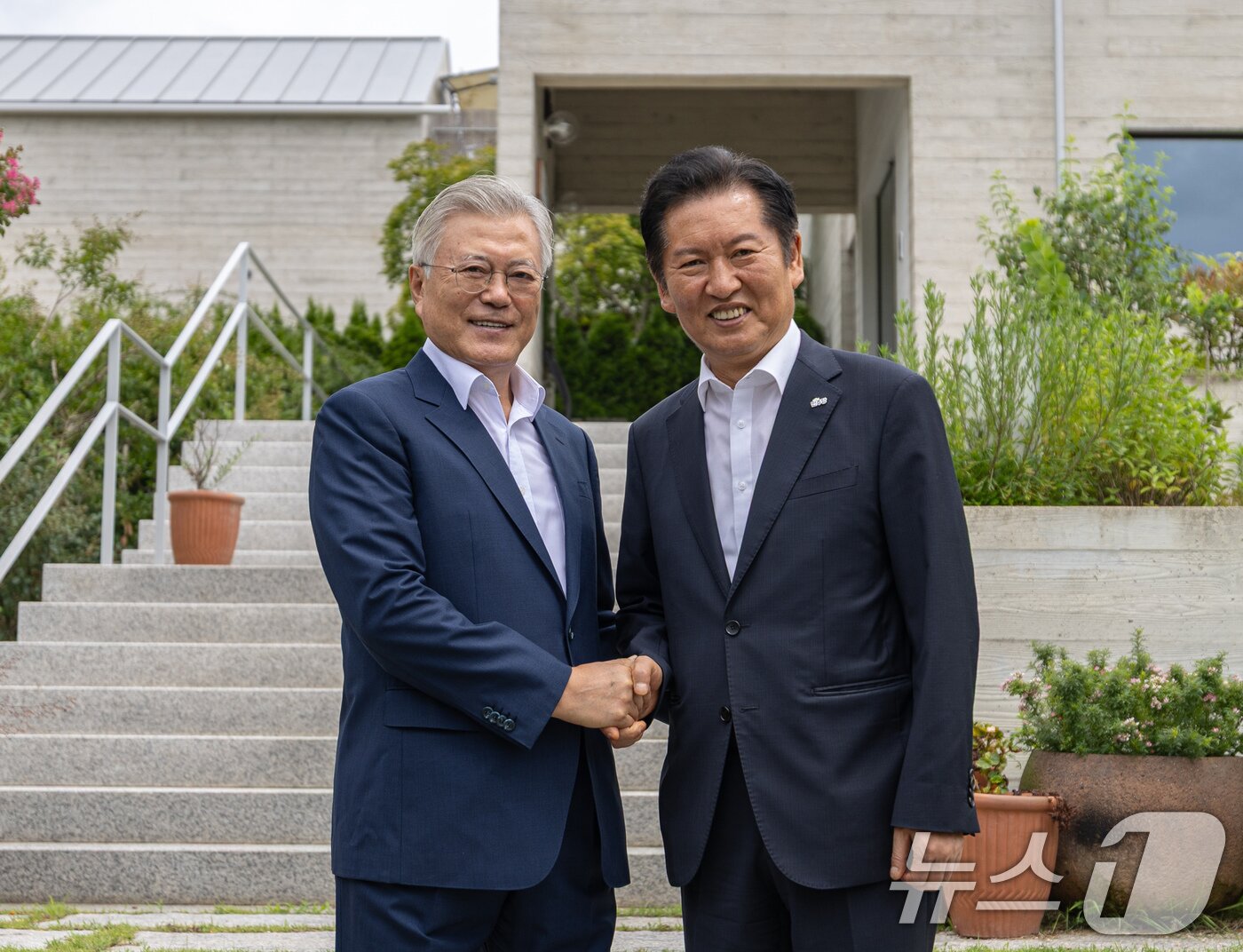 본문 이미지 - 정청래 더불어민주당 대표가 7일 경남 양산시 하북면 평산마을 문재인 전 대통령 사저를 예방해 문 전 대통령과 악수하고 있다. &#40;더불어민주당 제공. 재판매 및 DB금지&#41; 2025.8.7/뉴스1