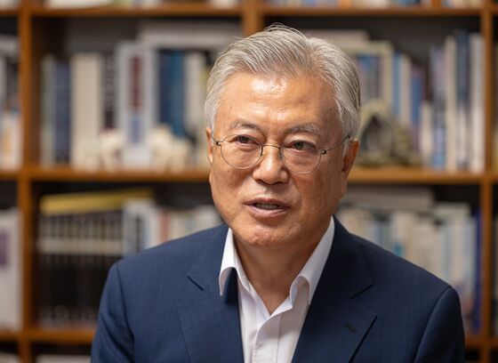 조국 사면 요청한 문 전 대통령, 신간 '조국의 공부' 추천