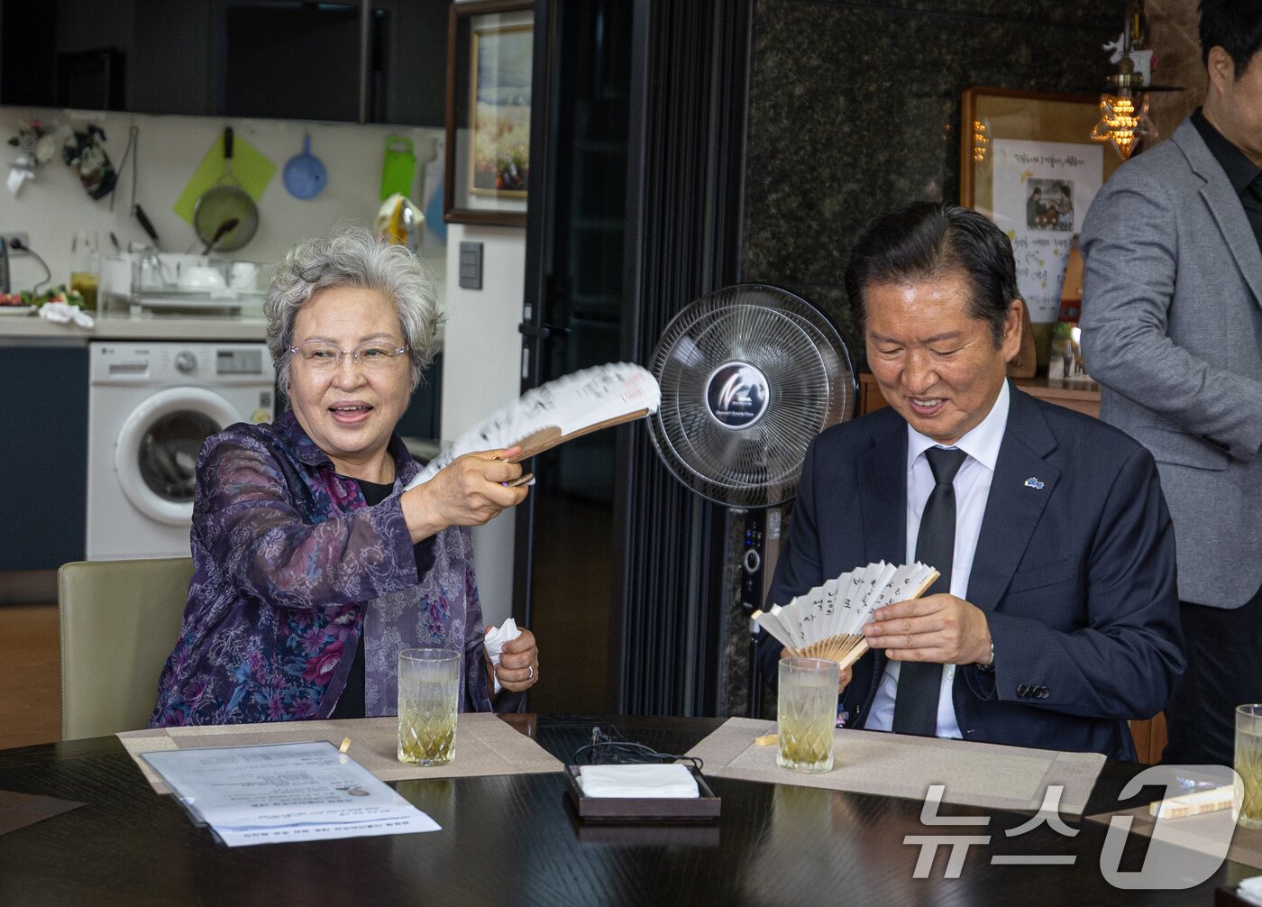 본문 이미지 - 정청래 더불어민주당 대표가 7일 경남 김해시 봉하마을 노무현 전 대통령 사저를 예방해 권양숙 여사와 대화를 하고 있다. &#40;더불어민주당 제공. 재판매 및 DB금지&#41; 2025.8.7/뉴스1