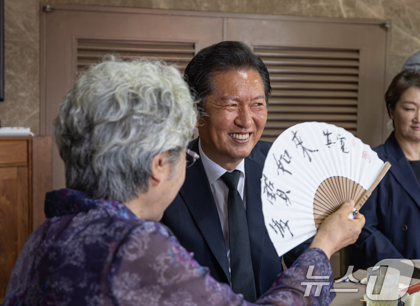 (서울=뉴스1) = 정청래 더불어민주당 대표가 7일 경남 김해시 봉하마을 노무현 전 대통령 사저를 예방해 권양숙 여사와 대화를 하고 있다. (더불어민주당 제공. 재판매 및 DB금지 …