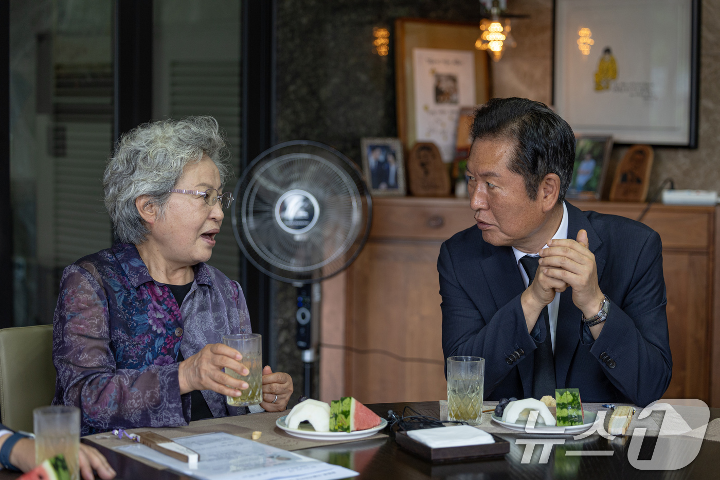 (서울=뉴스1) = 정청래 더불어민주당 대표가 7일 경남 김해시 봉하마을 노무현 전 대통령 사저를 예방해 권양숙 여사와 대화를 하고 있다. (더불어민주당 제공. 재판매 및 DB금지 …