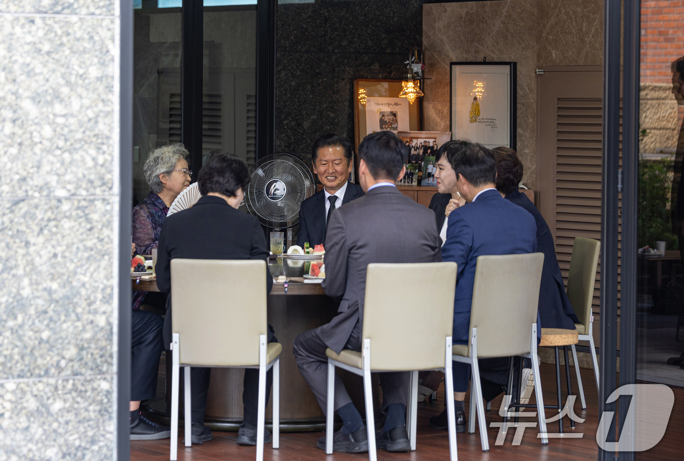 (서울=뉴스1) = 정청래 더불어민주당 대표가 7일 경남 김해시 봉하마을 노무현 전 대통령 사저를 예방해 권양숙 여사와 대화를 하고 있다. (더불어민주당 제공. 재판매 및 DB금지 …