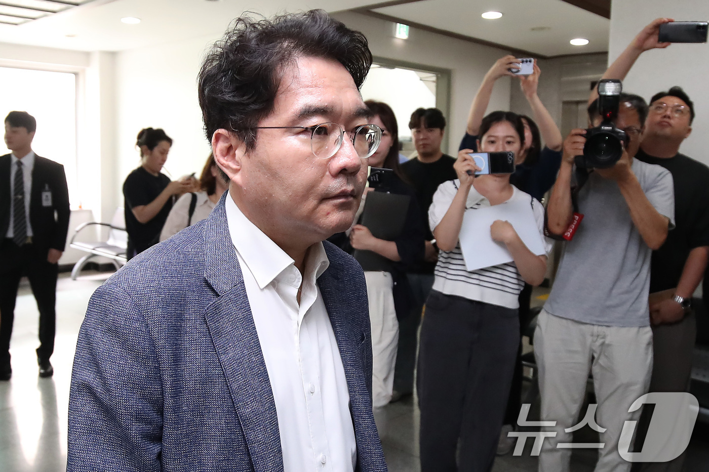 (대구=뉴스1) 공정식 기자 = 정치자금법 위반 혐의로 기소된 윤석준 대구 동구청장이 7일 오후 대구지방법원에서 열린 1심 선고 공판에서 당선 무효형에 해당하는 벌금 200만원을 …