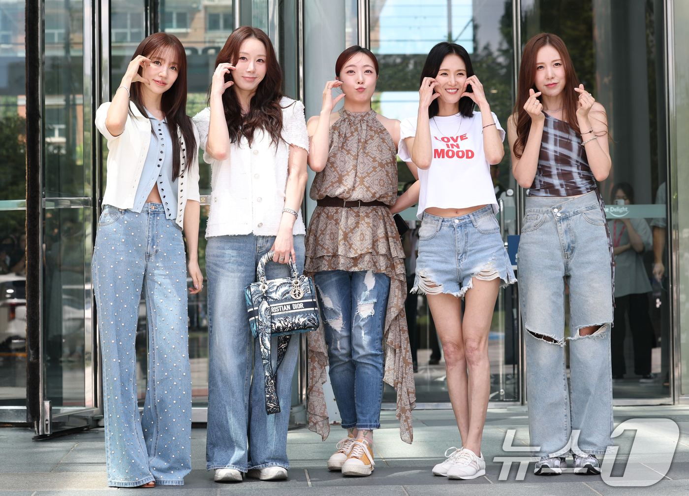 (서울=뉴스1) 권현진 기자 = 베이비복스 윤은혜(왼쪽부터)와 김이지, 심은진, 이희진, 간미연이 라디오 ‘컬투쇼’를 위해 7일 오후 서울 양천구 목동SBS에 도착해 인사를 하고 …