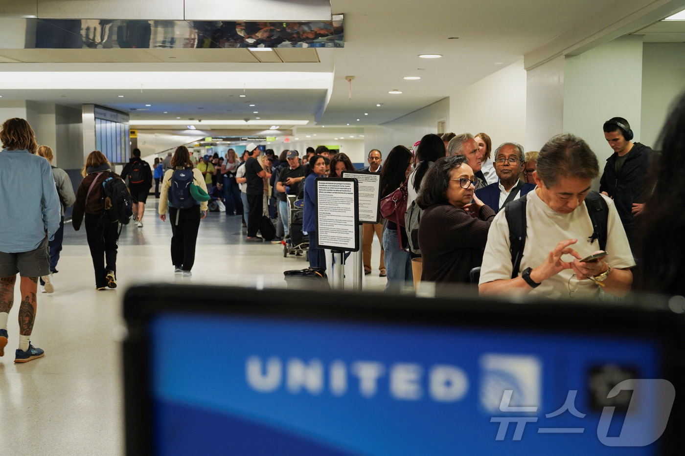 (뉴어크 로이터=뉴스1) 권영미 기자 = 6일(현지시간) 미국 뉴저지주 뉴어크에 위치한 뉴어크 리버티 국제공항에서 유나이티드 항공이 기술 장애로 인해 항공편 운항을 중단하면서 여행 …