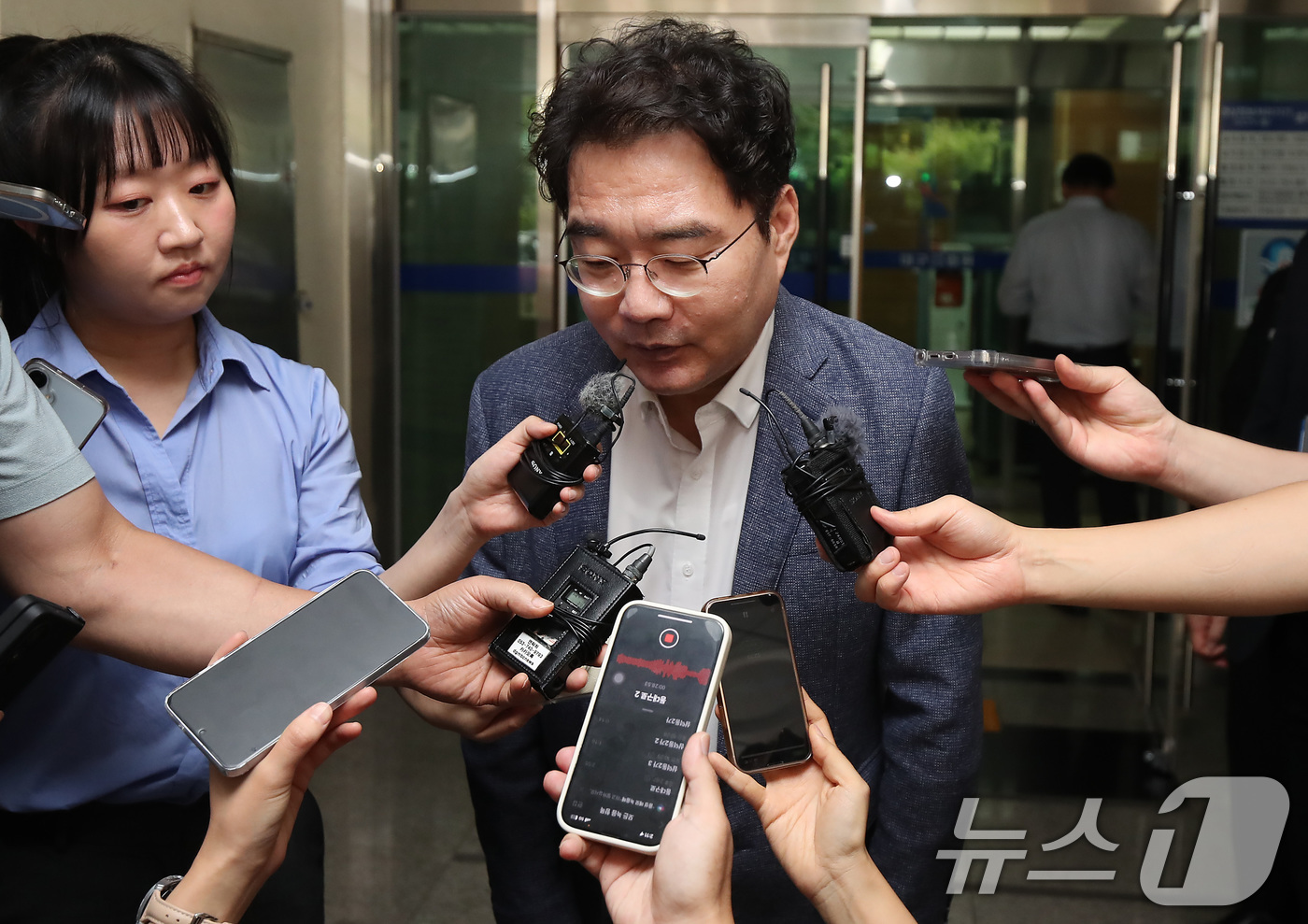 (대구=뉴스1) 공정식 기자 = 정치자금법 위반 혐의로 기소된 윤석준 대구 동구청장이 7일 오후 대구지방법원에서 열린 1심 선고 공판에서 당선 무효형에 해당하는 벌금 200만원을 …