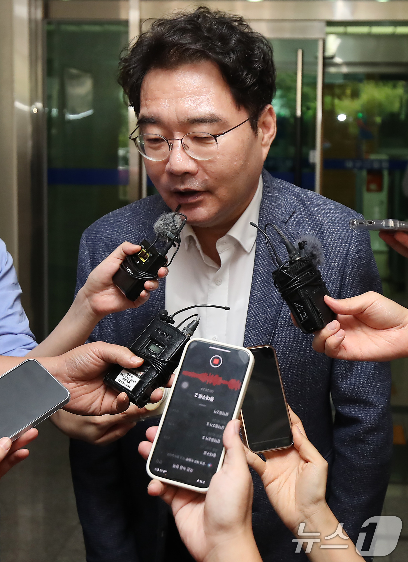 (대구=뉴스1) 공정식 기자 = 정치자금법 위반 혐의로 기소된 윤석준 대구 동구청장이 7일 오후 대구지방법원에서 열린 1심 선고 공판에서 당선 무효형에 해당하는 벌금 200만원을 …