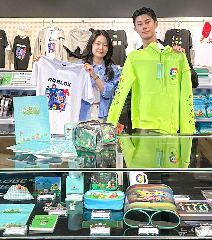 (서울=뉴스1) = 현대백화점은 오는 17일까지 판교점에서 로블록스의 '레디, 셋, 로블롯스' 팝업스토어를 국내 최초로 진행한다고 7일 밝혔다.7일 경기 성남시 분당구 현대백화점 …