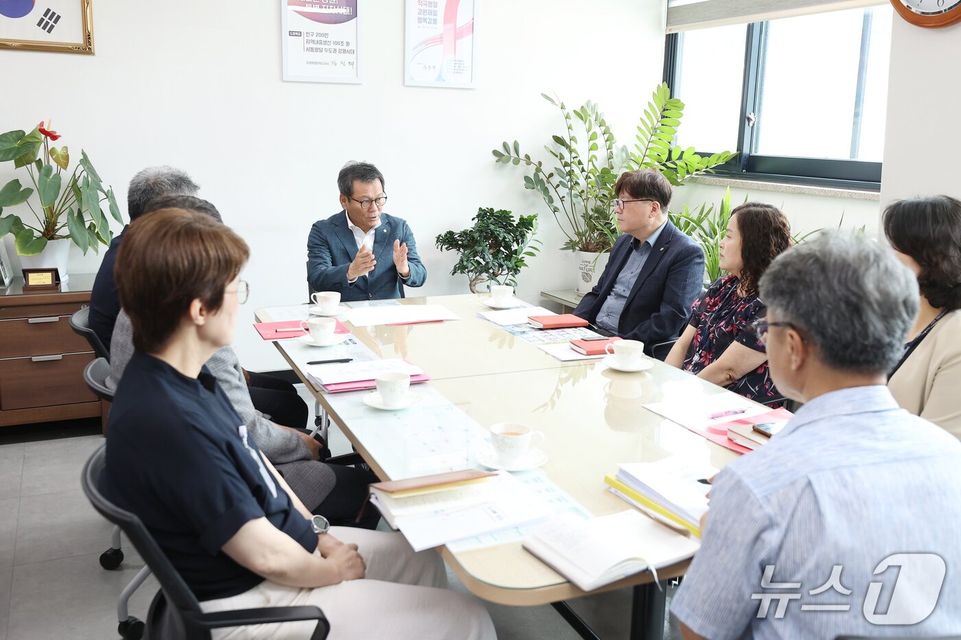 본문 이미지 - 김홍규 강원 강릉시장&#40;사진 가운데&#41;이 7일 오전 시 보건소를 방문해 최근 지역 의료기관 시술 사태와 관련한 현장 점검회의를 열고 철저한 관리 감독을 주문하고 있다.&#40;강릉시 제공, 재판매 및 DB 금지&#41; 2025.8.7/뉴스1