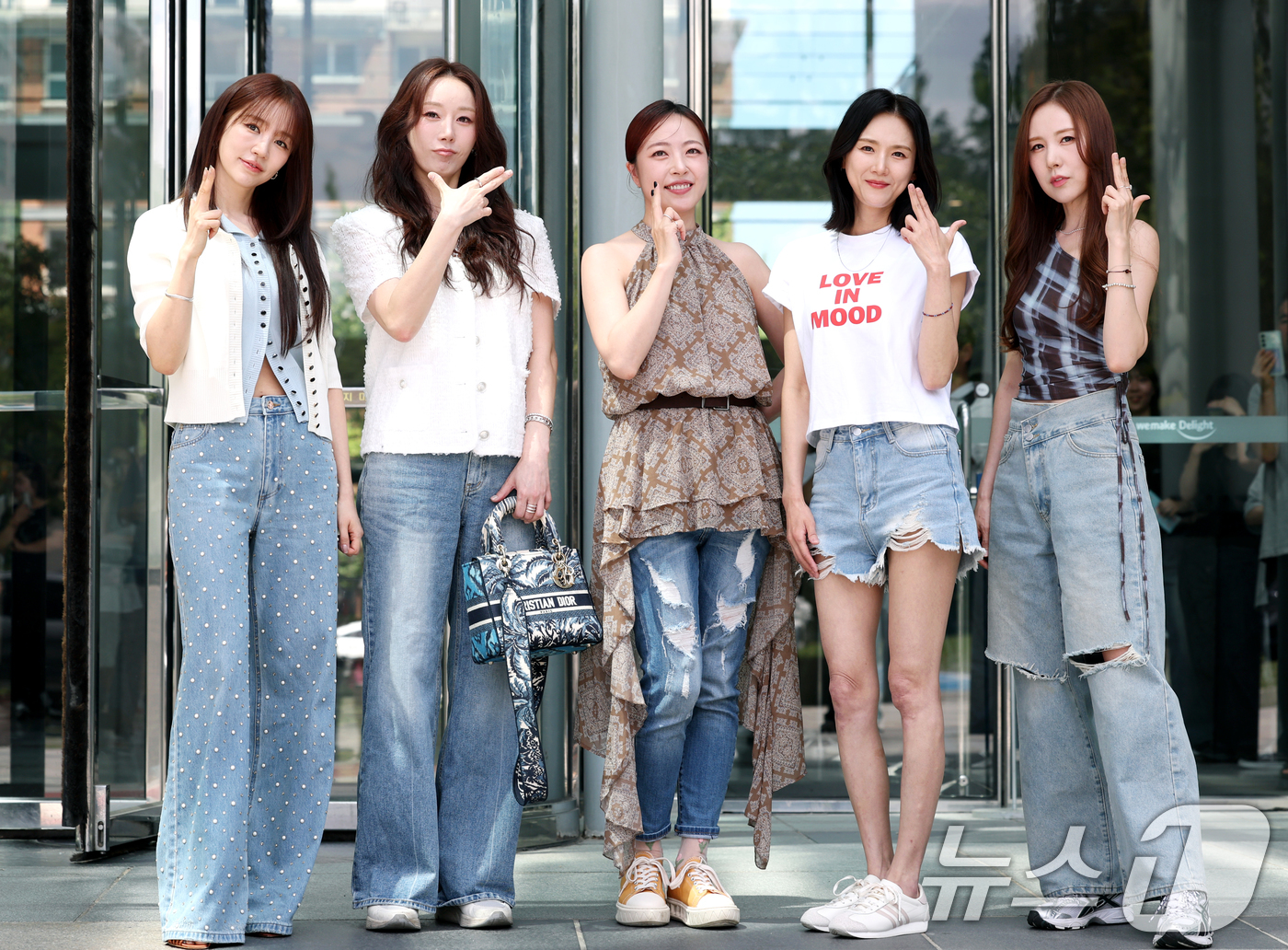 (서울=뉴스1) 권현진 기자 = 베이비복스 윤은혜(왼쪽부터)와 김이지, 심은진, 이희진, 간미연이 라디오 ‘컬투쇼’를 위해 7일 오후 서울 양천구 목동SBS에 도착해 인사를 하고 …