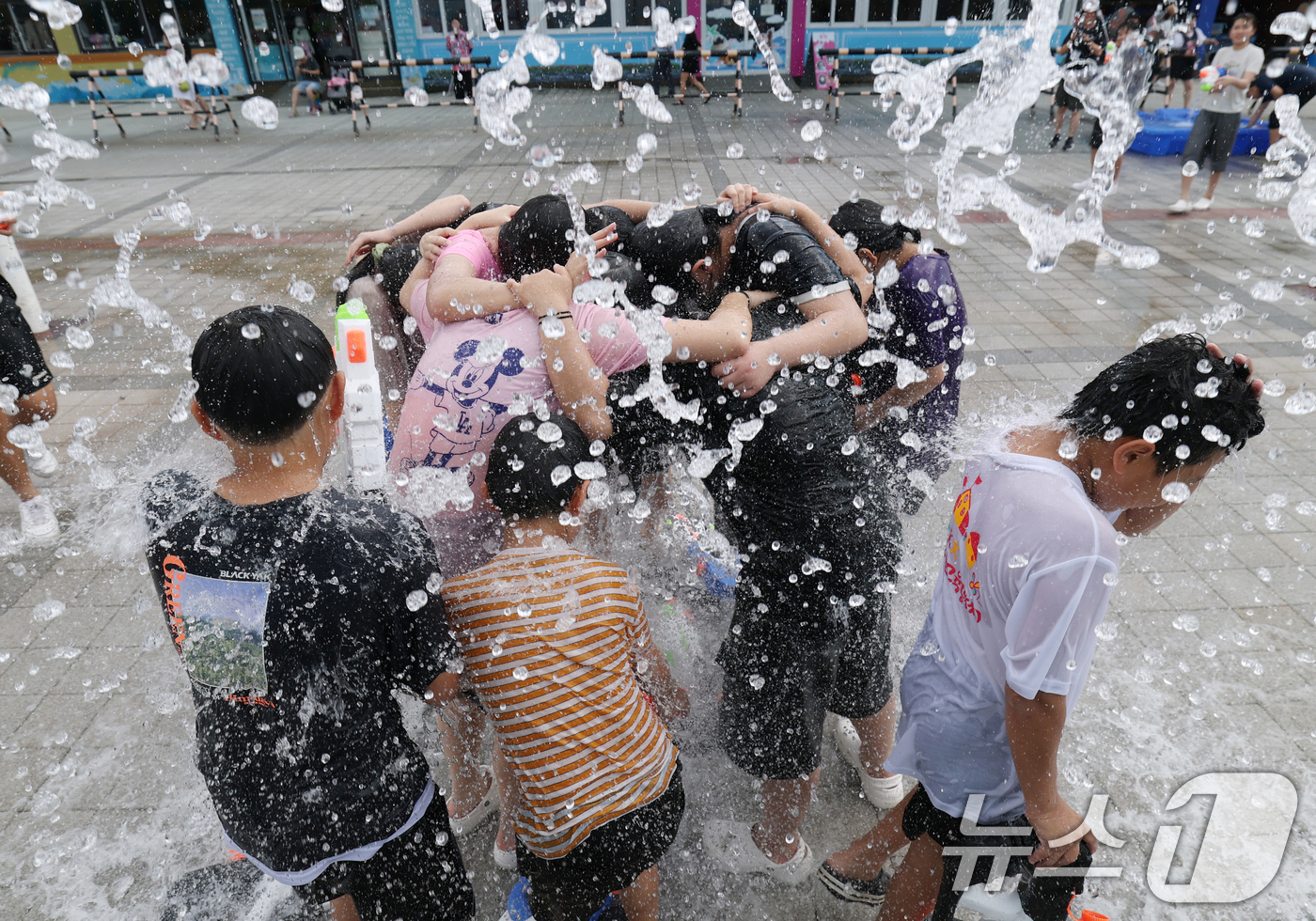 (용인=뉴스1) 김영운 기자 = 절기상 입추(立秋)인 7일 오후 경기 용인시 기흥구 한국민속촌을 찾은 아이들이 시원한 물을 맞으며 더위를 식히고 있다. 2025.8.7/뉴스1