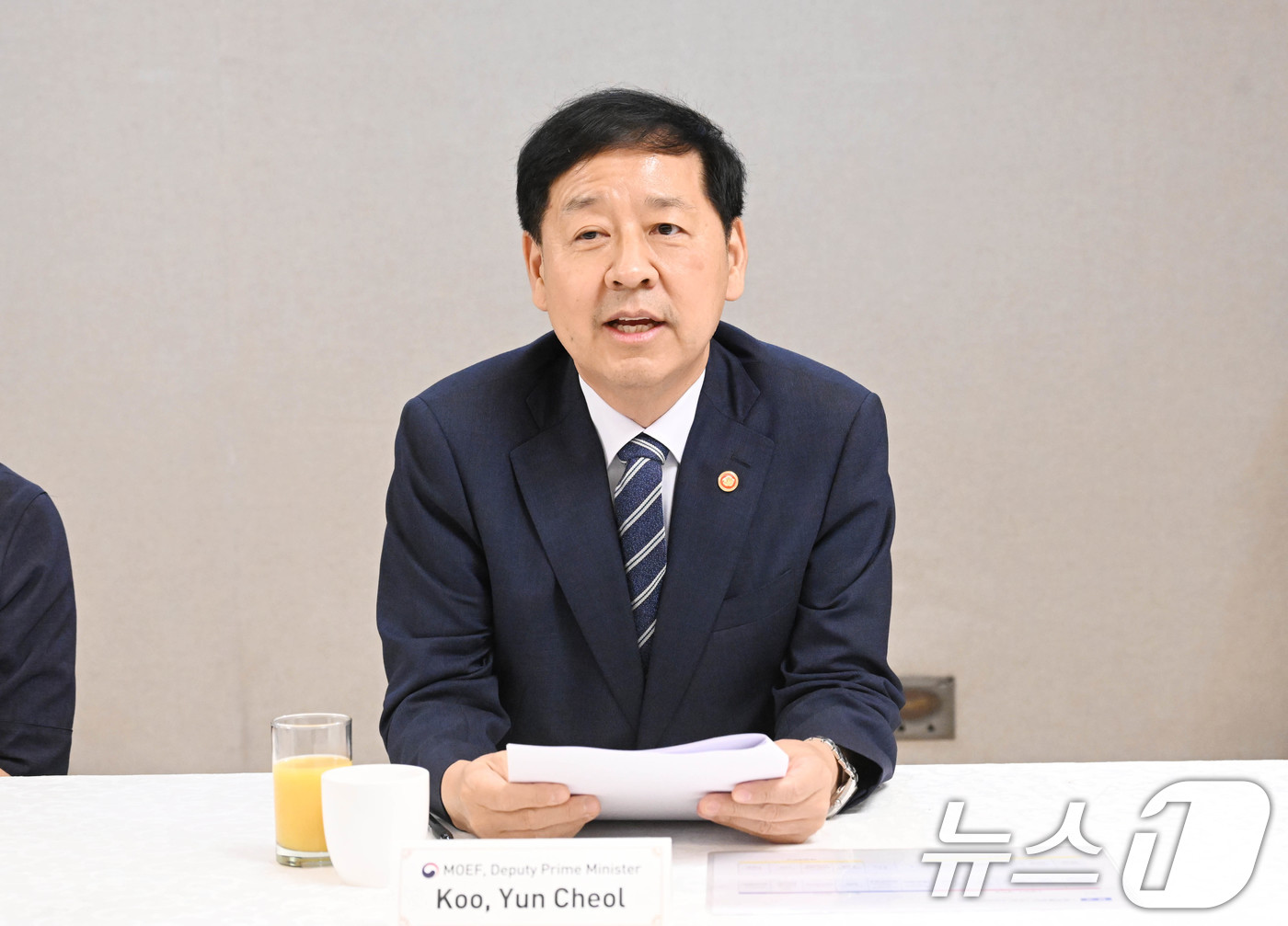 (서울=뉴스1) = 구윤철 경제부총리 겸 기획재정부 장관이 7일 서울 종로구 정부서울청사에서 AI 경진대회에 참가한 글로벌 대학생들과 대화를 나누고 있다. (기획재정부 제공. 재판 …