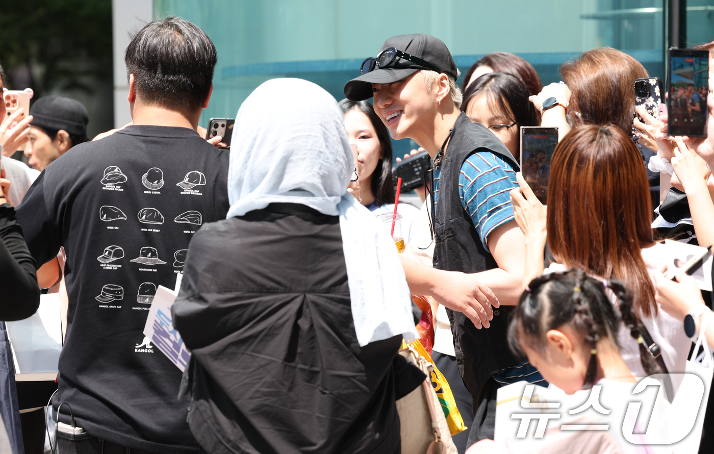(서울=뉴스1) 권현진 기자 = 위너 강승윤이 7일 오후 서울 양천구 목동SBS에서 진행된 라디오 '컬투쇼'를 마친 뒤 준비된 차량으로 이동하고 있다. 2025.8.7/뉴스1