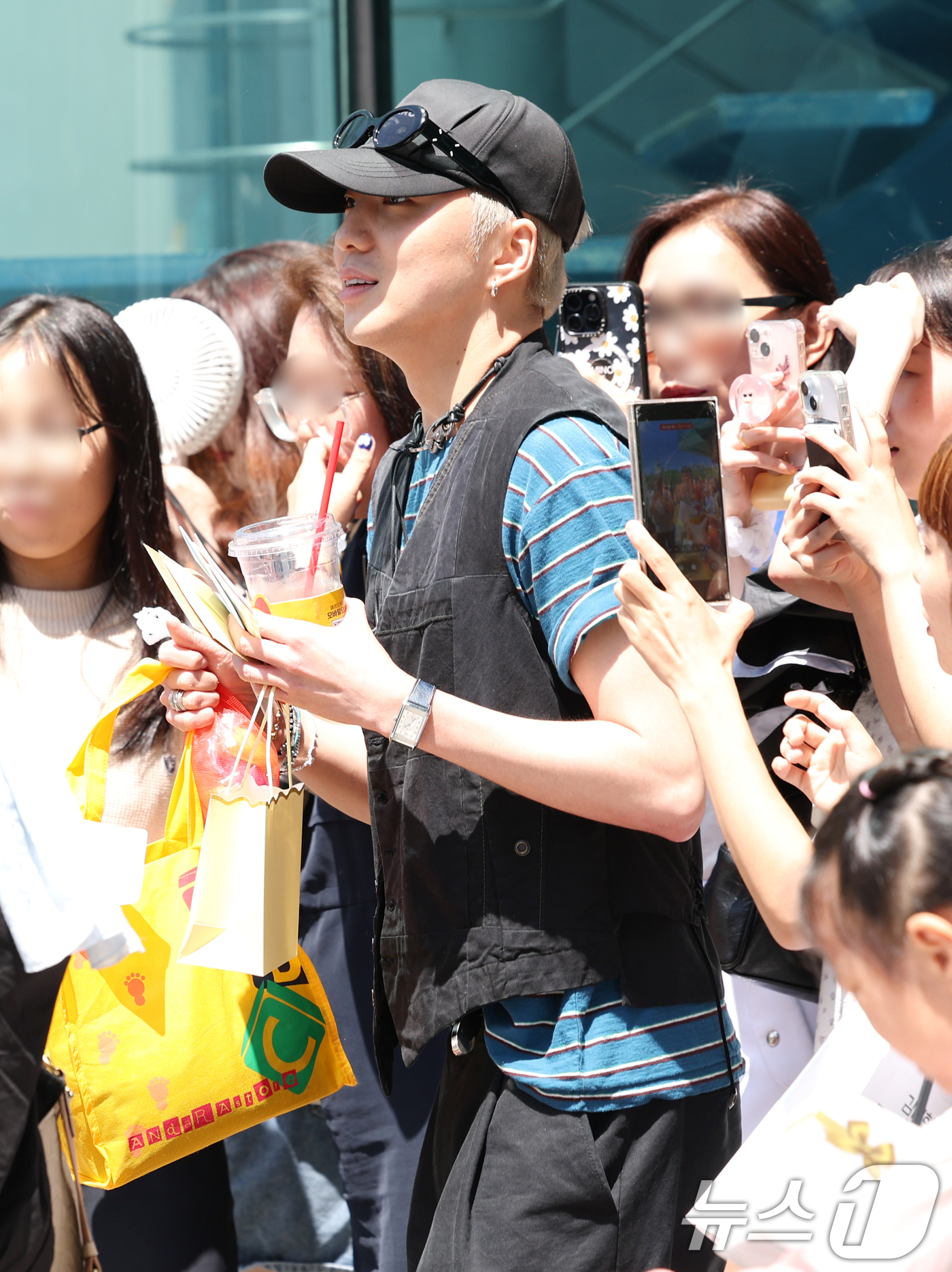 (서울=뉴스1) 권현진 기자 = 위너 강승윤이 7일 오후 서울 양천구 목동SBS에서 진행된 라디오 '컬투쇼'를 마친 뒤 준비된 차량으로 이동하고 있다. 2025.8.7/뉴스1