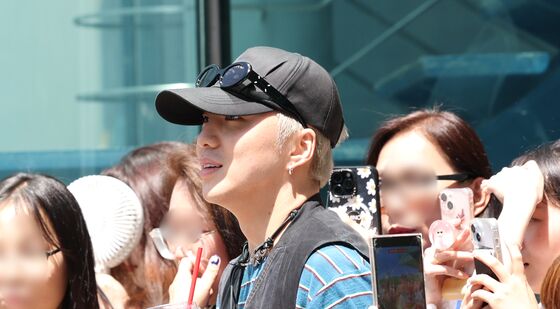 팬들에 둘러싸인 위너 강승윤