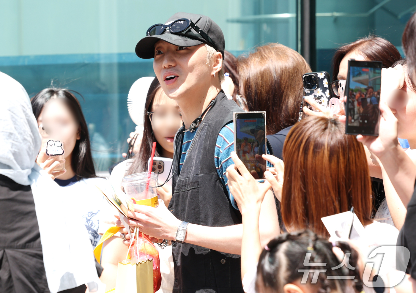 (서울=뉴스1) 권현진 기자 = 위너 강승윤이 7일 오후 서울 양천구 목동SBS에서 진행된 라디오 '컬투쇼'를 마친 뒤 준비된 차량으로 이동하고 있다. 2025.8.7/뉴스1