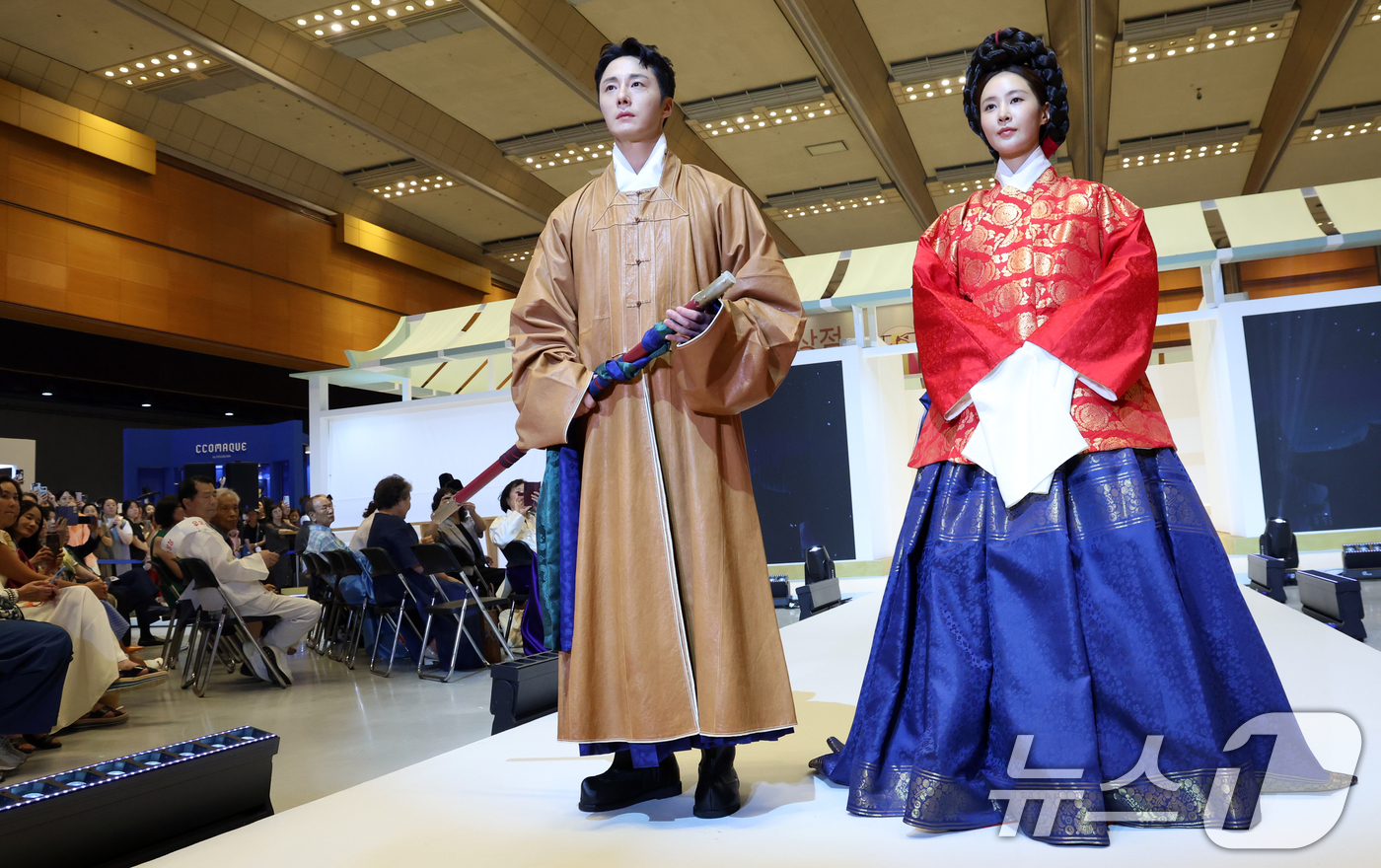 (서울=뉴스1) 김명섭 기자 = 7일 서울 강남구 코엑스에서 열린 '한복상점 2025' 개회식 패션쇼에서 배우 정일우, 소녀시대 유리 등 모델들이 한복의 아름다움을 선보이고  있다 …