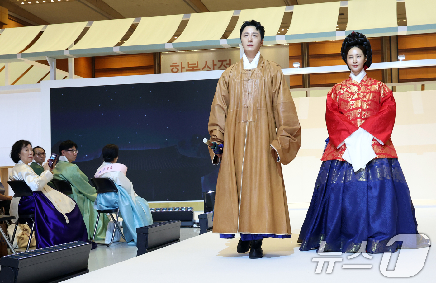(서울=뉴스1) 김명섭 기자 = 7일 서울 강남구 코엑스에서 열린 '한복상점 2025' 개회식 패션쇼에서 배우 정일우, 소녀시대 유리 등 모델들이 한복의 아름다움을 선보이고  있다 …