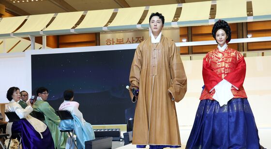 한복 패션쇼 나선 정일우와 유리