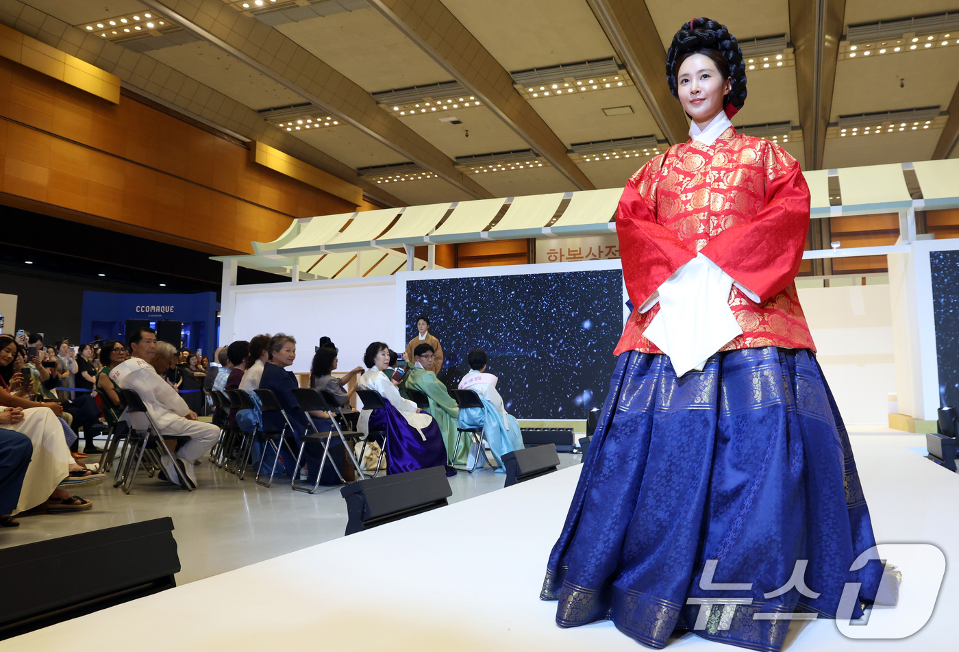 (서울=뉴스1) 김명섭 기자 = 7일 서울 강남구 코엑스에서 열린 '한복상점 2025' 개회식 패션쇼에서 배우 정일우, 소녀시대 유리 등 모델들이 한복의 아름다움을 선보이고  있다 …
