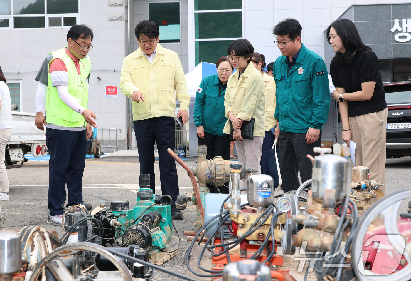 (서울=뉴스1) = 권재한 농촌진흥청장이 7일 경남 산청군에서 집중호우 피해지역 농기계 수리에 투입된 농업기계 응급복구단을 격려하고 복구 현황을 점검하고 있다. (농촌진흥청 제공. …