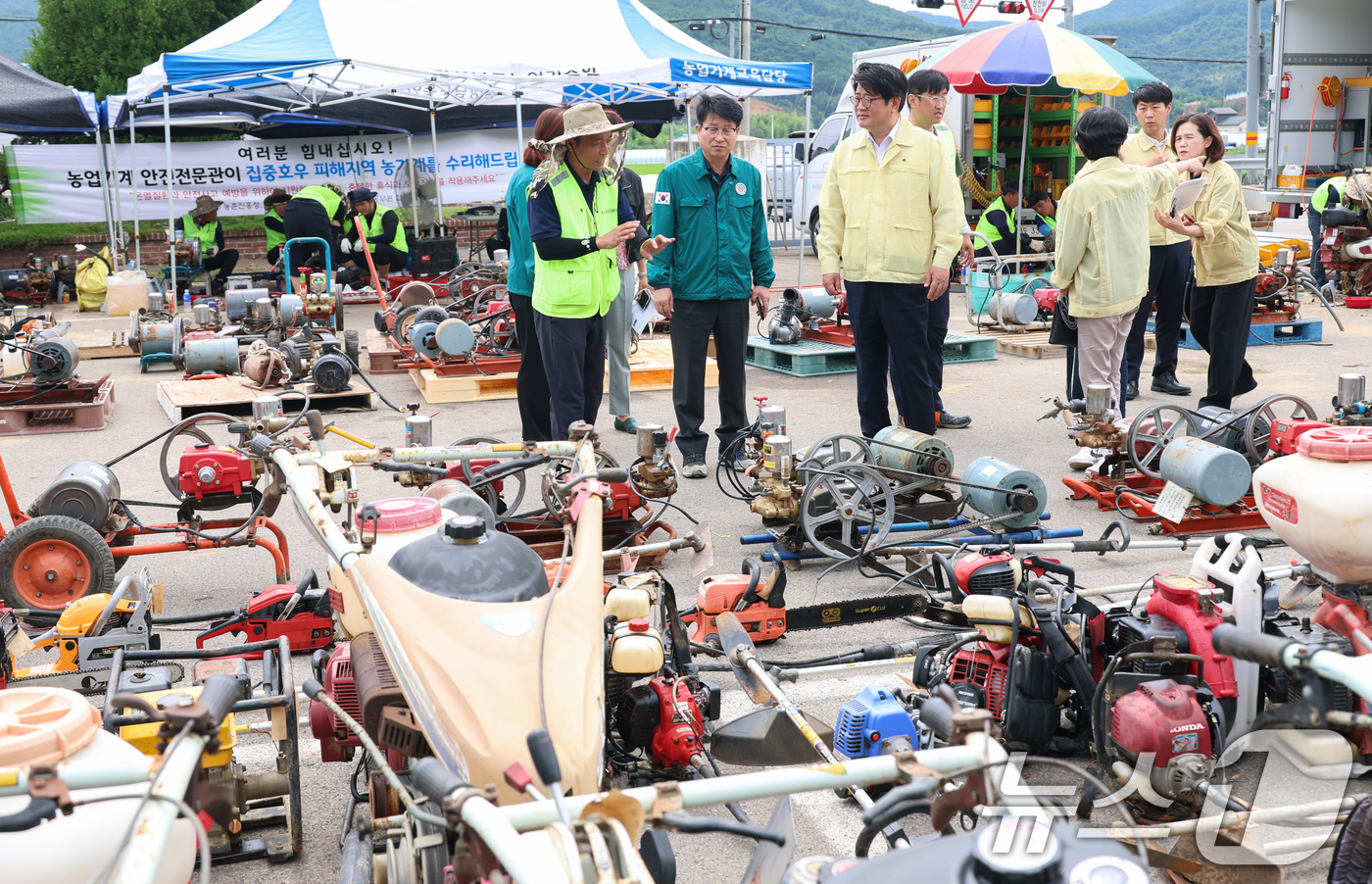 (서울=뉴스1) = 권재한 농촌진흥청장이 7일 경남 산청군에서 집중호우 피해지역 농기계 수리에 투입된 농업기계 응급복구단을 격려하고 복구 현황을 점검하고 있다. (농촌진흥청 제공. …