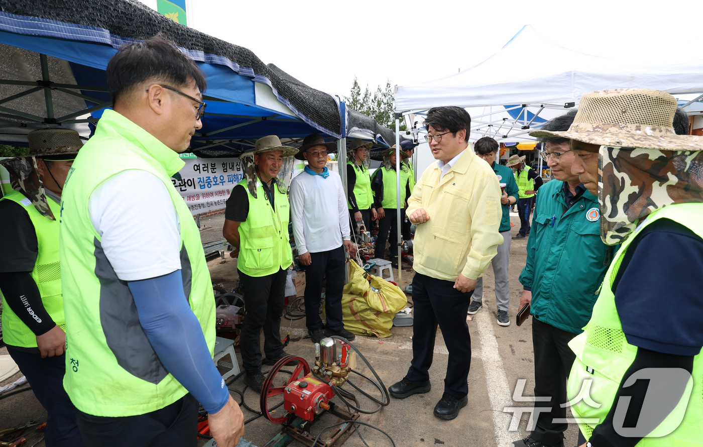 (서울=뉴스1) = 권재한 농촌진흥청장이 7일 경남 산청군에서 집중호우 피해지역 농기계 수리에 투입된 농업기계 응급복구단을 격려하고 복구 현황을 점검하고 있다. (농촌진흥청 제공. …