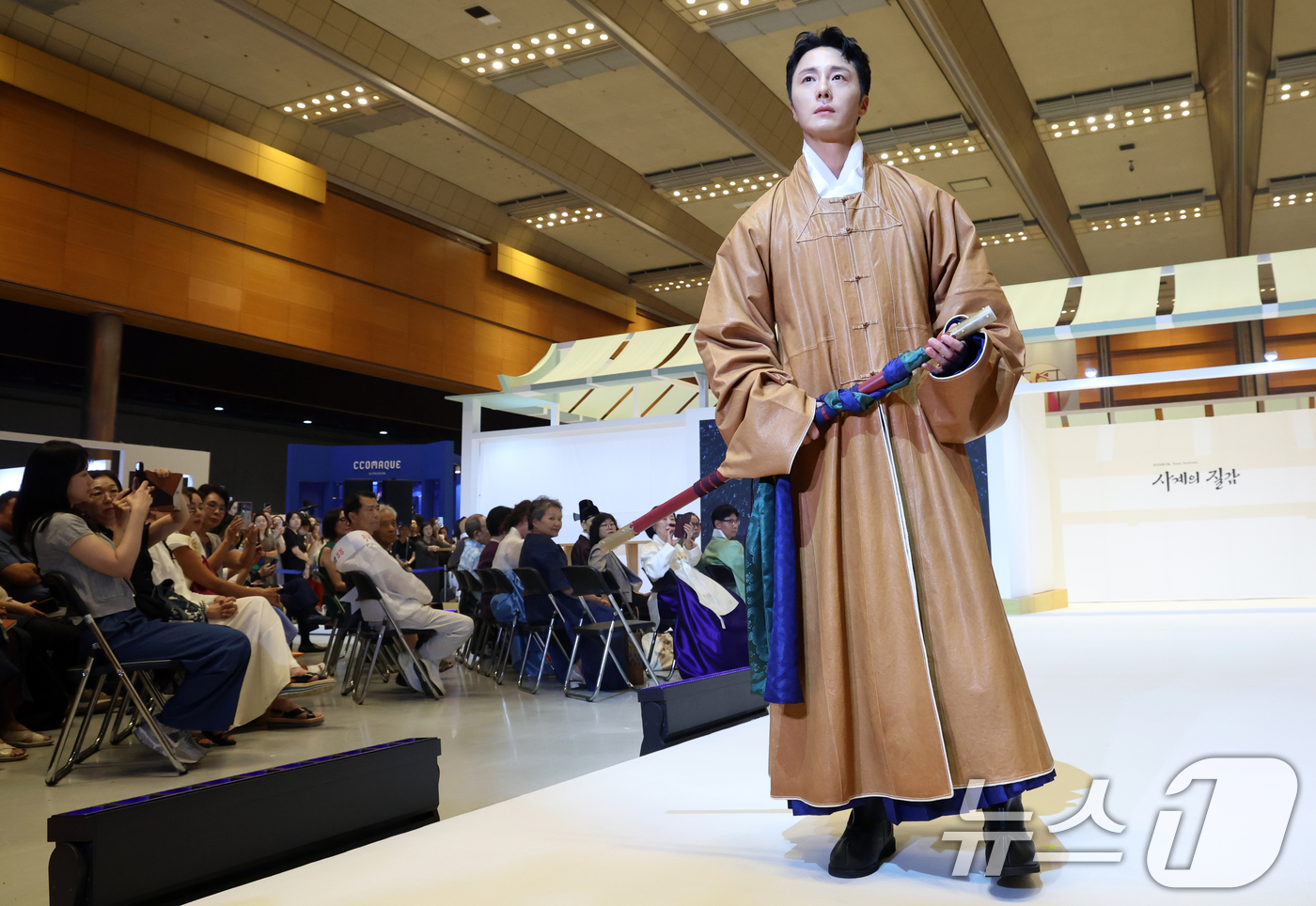 (서울=뉴스1) 김명섭 기자 = 7일 서울 강남구 코엑스에서 열린 '한복상점 2025' 개회식 패션쇼에서 배우 정일우, 소녀시대 유리 등 모델들이 한복의 아름다움을 선보이고  있다 …