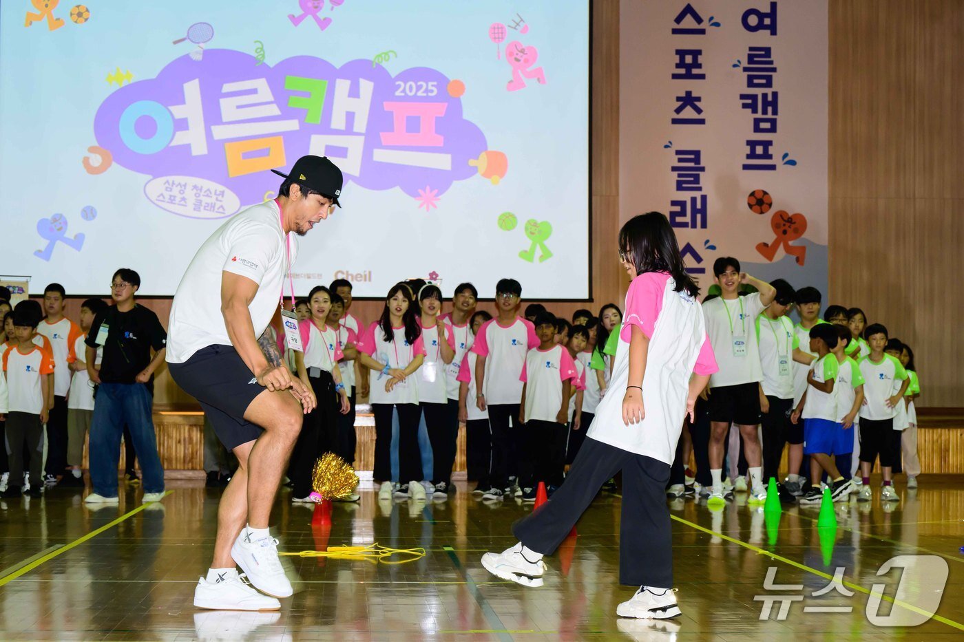 본문 이미지 - 제일기획은 7일 경기도 고양시 삼성화재 글로벌캠퍼스 다목적홀에서 삼성 다문화청소년 스포츠 클래스 여름캠프를 개최했다. 서울 삼성 썬더스 농구단 저스틴 구탕 선수와 학생들이 함께 제기차기를 하고 있다. &#40;사진제공 = 제일기획&#41; 