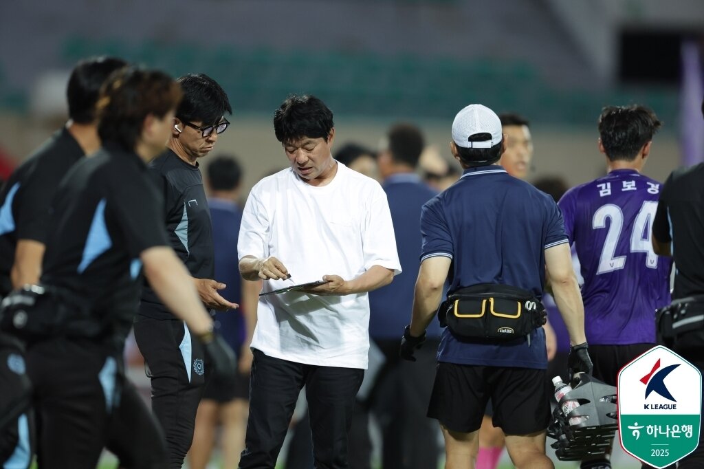 본문 이미지 - 이제는 &#39;모 아니면 도&#39;다. 뒤가 없는 상황, 김병수 감독은 공격적인 운영을 펼치겠다고 각오를 밝혔다. &#40;한국프로축구연맹 제공&#41;