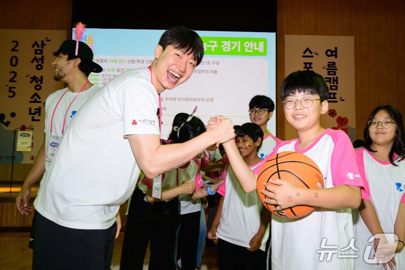 본문 이미지 -  제일기획은 7일 경기도 고양시 삼성화재 글로벌캠퍼스 다목적홀에서 삼성 다문화청소년 스포츠 클래스 여름캠프를 개최했다. 서울 삼성 썬더스 농구단 최성모 선수와 학생들이 포즈를 취하고 있다. &#40;사진제공 = 제일기획&#41;
