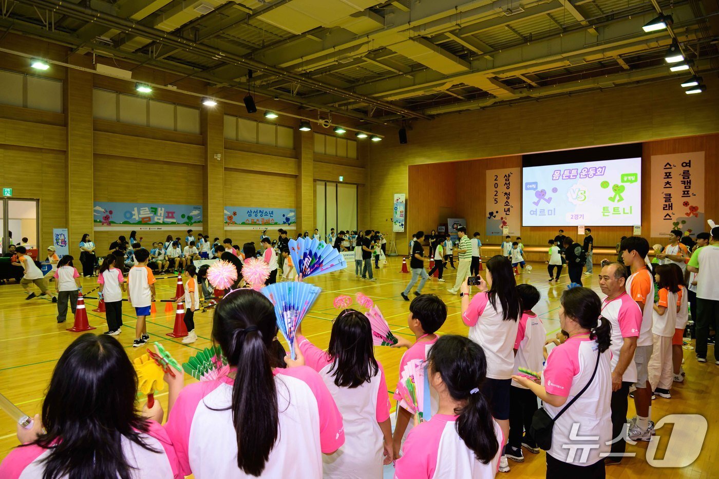 본문 이미지 - 제일기획은 7일 경기도 고양시 삼성화재 글로벌캠퍼스 다목적홀에서 삼성 다문화청소년 스포츠 클래스 여름캠프를 개최했다. 학생들이 열띤 응원전을 펼치고 있다. &#40;사진제공 = 제일기획&#41; 