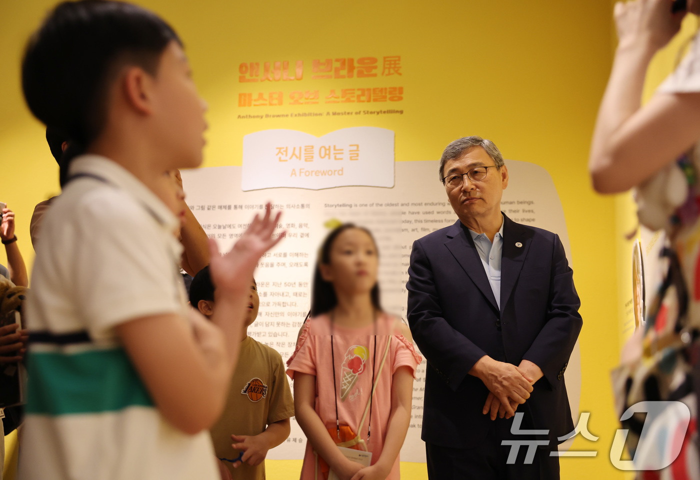 (서울=뉴스1) = 정근식 서울시교육감이 7일 서울 서초구 예술의전당 한가람미술관에서 열린'제5회 학부모·시민과 문화예술로 만나는 정감산책'에 참석해 학부모·학생들과 함께 앤서니 …