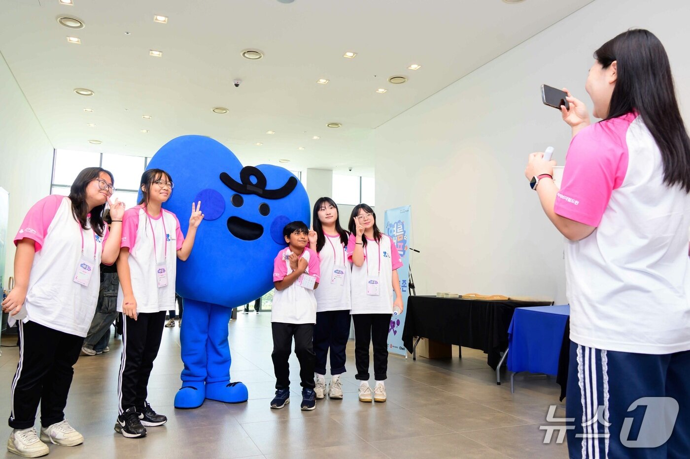 본문 이미지 - 제일기획은 7일 경기도 고양시 삼성화재 글로벌캠퍼스 다목적홀에서 삼성 다문화청소년 스포츠 클래스 여름캠프를 개최했다. 삼성 다문화청소년 스포츠 클래스 마스코트와 함께 기념촬영을 하고 있다. &#40;사진제공 = 제일기획&#41; 