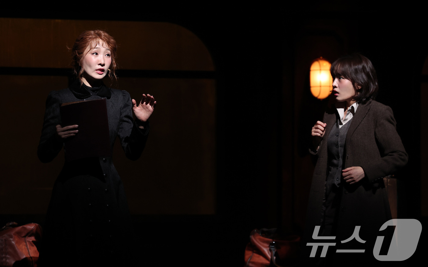 (서울=뉴스1) 김성진 기자 = 뮤지컬 배우 김려원과 강혜인이 7일 서울 강남구 광림아트센터 BBCH홀에서 열린 뮤지컬 '마리 퀴리' 프레스콜에서 연기를 펼치고 있다.'마리 퀴리' …