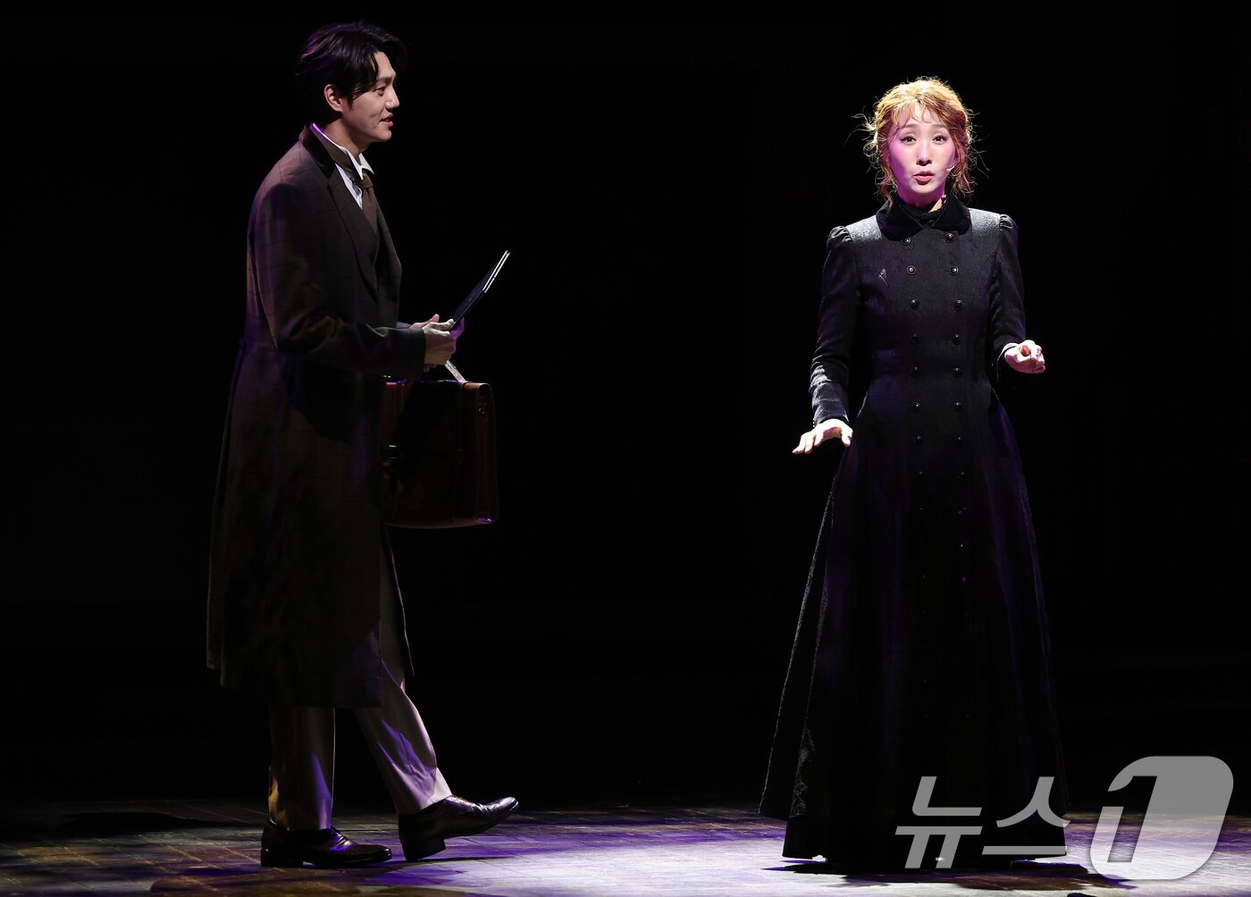 본문 이미지 - 뮤지컬 배우 김려원과 차윤해가 7일 서울 강남구 광림아트센터 BBCH홀에서 열린 뮤지컬 &#39;마리 퀴리&#39; 프레스콜에서 연기를 펼치고 있다. &#39;마리 퀴리&#39;는 새로운 방사성 원소 라듐을 발견해 노벨상을 받은 여성 과학자 마리 퀴리의 삶을 모티브로 한 뮤지컬로 오는 10월 19일까지 공연한다. 2025.8.7/뉴스1 ⓒ News1 김성진 기자