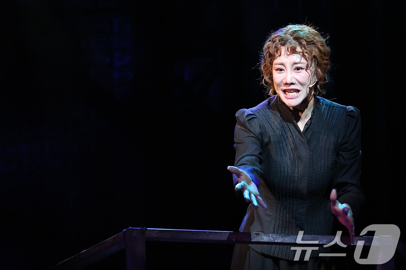 본문 이미지 - 뮤지컬 배우 김소향이 7일 서울 강남구 광림아트센터 BBCH홀에서 열린 뮤지컬 &#39;마리 퀴리&#39; 프레스콜에서 연기를 펼치고 있다. &#39;마리 퀴리&#39;는 새로운 방사성 원소 라듐을 발견해 노벨상을 받은 여성 과학자 마리 퀴리의 삶을 모티브로 한 뮤지컬로 오는 10월 19일까지 공연한다. 2025.8.7/뉴스1 ⓒ News1 김성진 기자