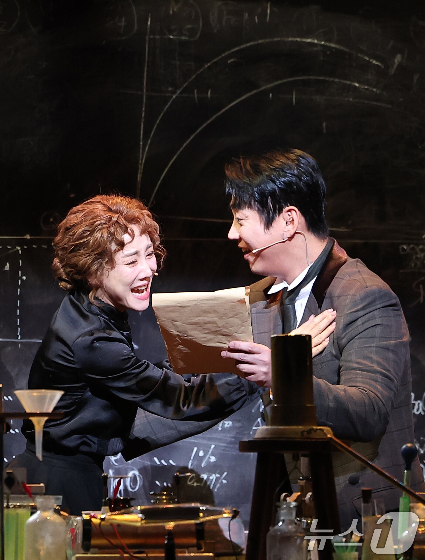 본문 이미지 - 뮤지컬 배우 김소향과 테이가 7일 서울 강남구 광림아트센터 BBCH홀에서 열린 뮤지컬 &#39;마리 퀴리&#39; 프레스콜에서 연기를 펼치고 있다. &#39;마리 퀴리&#39;는 새로운 방사성 원소 라듐을 발견해 노벨상을 받은 여성 과학자 마리 퀴리의 삶을 모티브로 한 뮤지컬로 오는 10월 19일까지 공연한다. 2025.8.7/뉴스1 ⓒ News1 김성진 기자