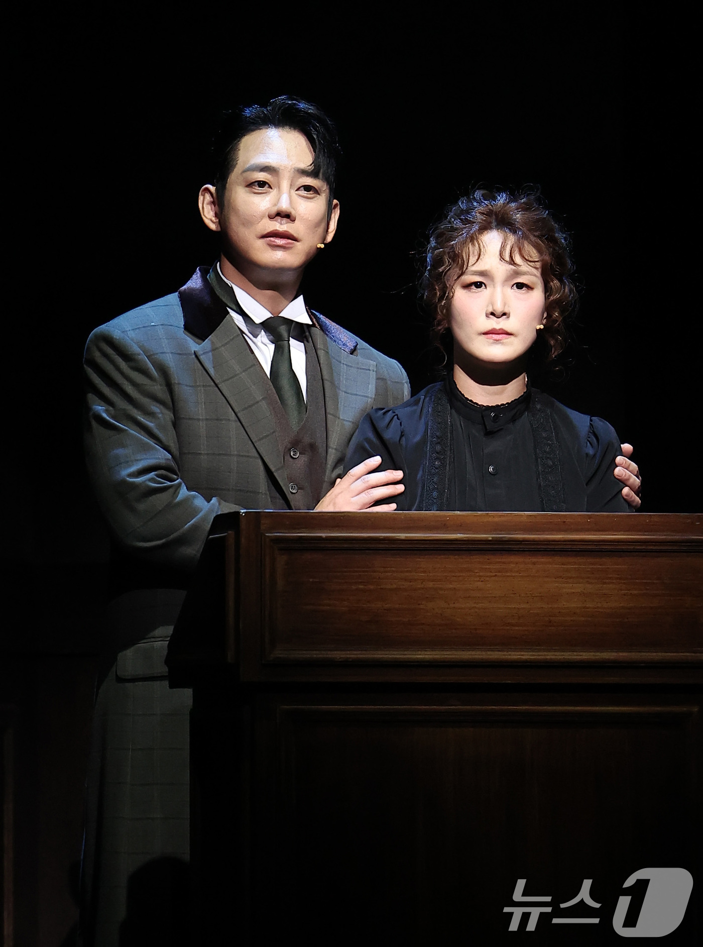 (서울=뉴스1) 김성진 기자 = 뮤지컬 배우 테이와 박혜나가 7일 서울 강남구 광림아트센터 BBCH홀에서 열린 뮤지컬 '마리 퀴리' 프레스콜에서 연기를 펼치고 있다.'마리 퀴리'는 …