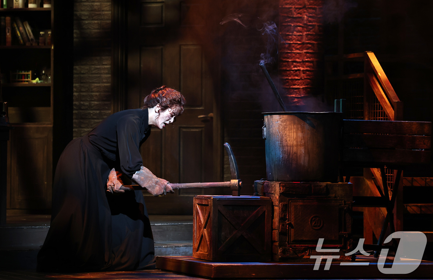 (서울=뉴스1) 김성진 기자 = 뮤지컬 배우 박혜나가 7일 서울 강남구 광림아트센터 BBCH홀에서 열린 뮤지컬 '마리 퀴리' 프레스콜에서 연기를 펼치고 있다.'마리 퀴리'는 새로운 …