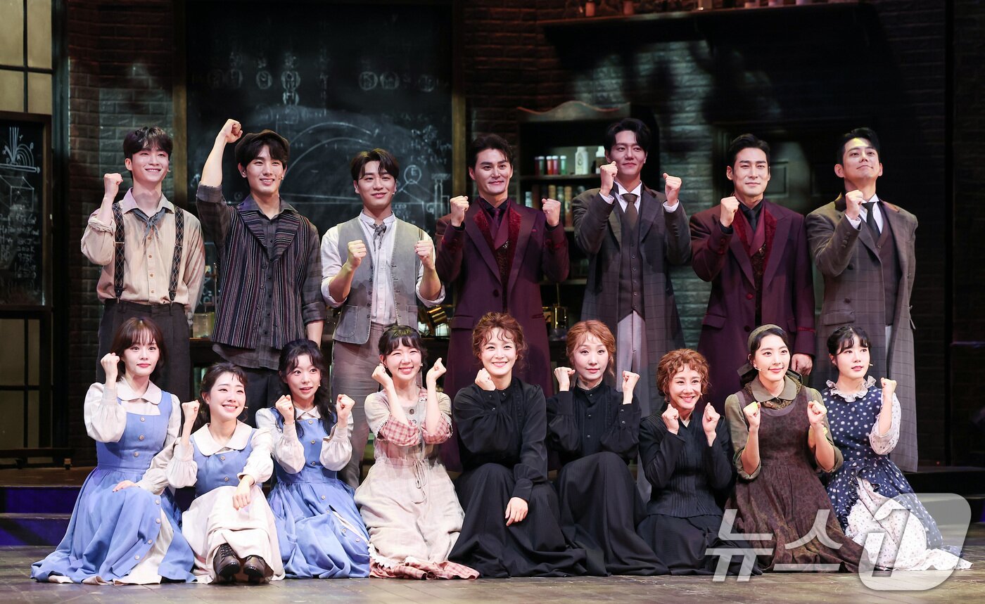 본문 이미지 - 7일 서울 강남구 광림아트센터 BBCH홀에서 열린 뮤지컬 &#39;마리 퀴리&#39; 프레스콜에서 출연 배우들이 기념촬영을 하고 있다. &#39;마리 퀴리&#39;는 새로운 방사성 원소 라듐을 발견해 노벨상을 받은 여성 과학자 마리 퀴리의 삶을 모티브로 한 뮤지컬로 오는 10월 19일까지 공연한다. 2025.8.7/뉴스1 ⓒ News1 김성진 기자