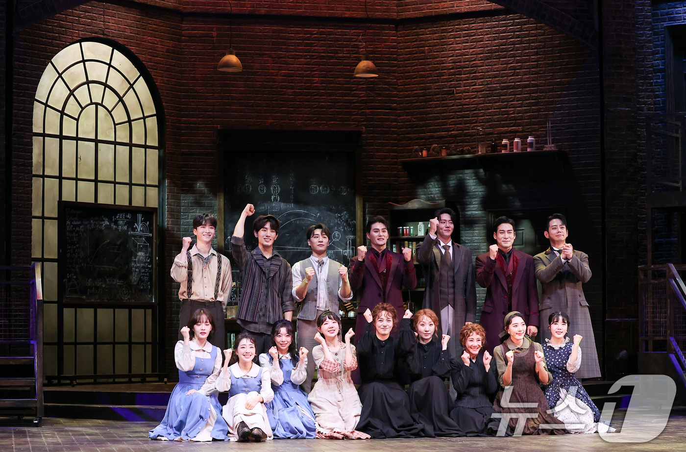 (서울=뉴스1) 김성진 기자 = 7일 서울 강남구 광림아트센터 BBCH홀에서 열린 뮤지컬 '마리 퀴리' 프레스콜에서 출연 배우들이 기념촬영을 하고 있다.'마리 퀴리'는 새로운 방사 …