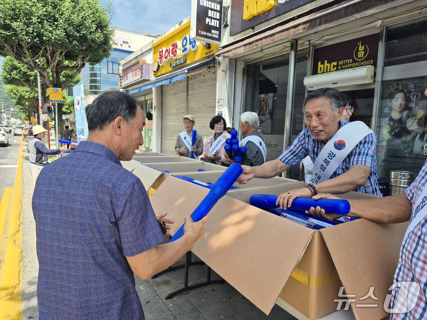 본문 이미지 - 광복회 강원도지부, 태극기 나눔행사.&#40;광복회 강원도지부 제공, 재판매 및 DB금지&#41; 