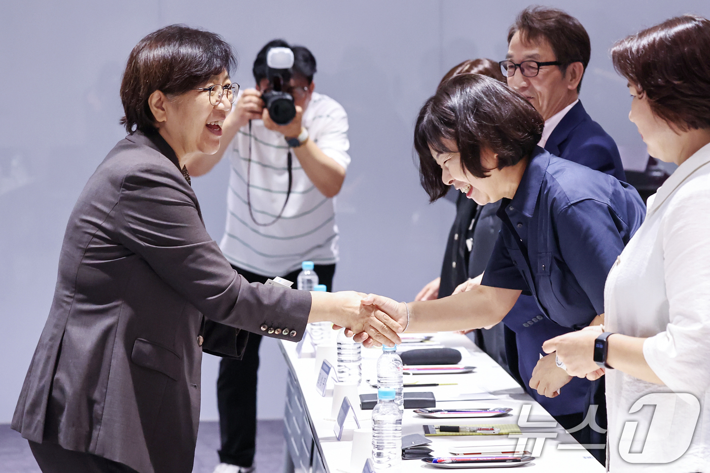 (서울=뉴스1) 민경석 기자 = 정은경 보건복지부 장관이 7일 오후 서울 강남구 삼성생명 일원동 빌딩에서 열린 '환자·소비자단체 현장 간담회'에서 참석자들과 인사를 나누고 있다. …