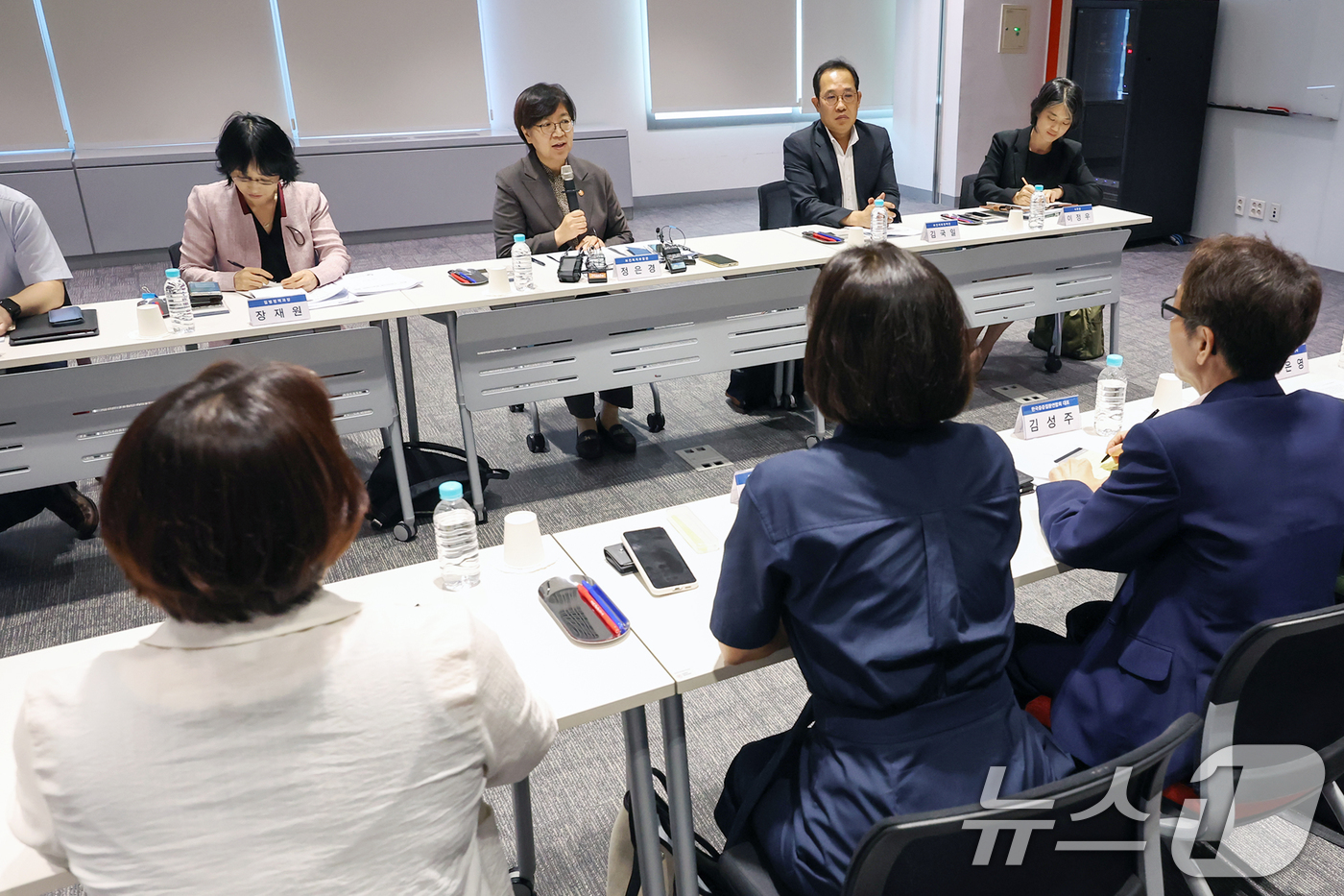 (서울=뉴스1) 민경석 기자 = 정은경 보건복지부 장관이 7일 오후 서울 강남구 삼성생명 일원동 빌딩에서 열린 '환자·소비자단체 현장 간담회'에서 모두발언을 하고 있다. 2025. …